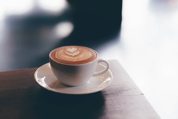 Close up barista mão fazendo uma xícara de café. — Fotografia de Stock