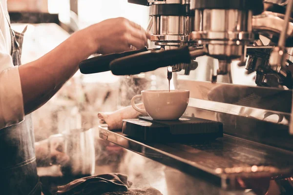 Zavřít barista ruku dělat šálek kávy. — Stock fotografie