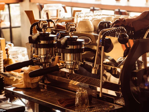 Fermer la machine à café dans le café . — Photo