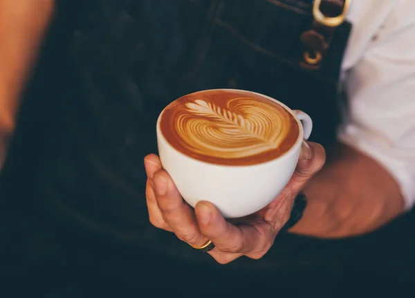 Chiudi la mano barista facendo una tazza di caffè. — Foto Stock