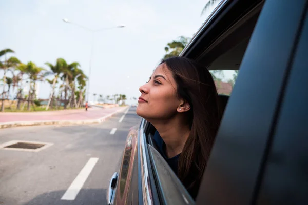 Mulher asiática no conceito de viagem de carro — Fotografia de Stock