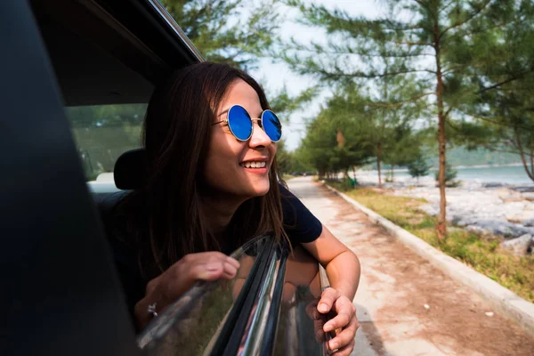 Mulher asiática no conceito de viagem de carro — Fotografia de Stock
