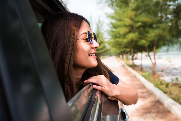 Mulher asiática no conceito de viagem de carro — Fotografia de Stock
