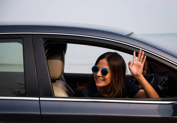 Yong mujer asiática conduciendo un coche, concepto de vacaciones de verano . —  Fotos de Stock