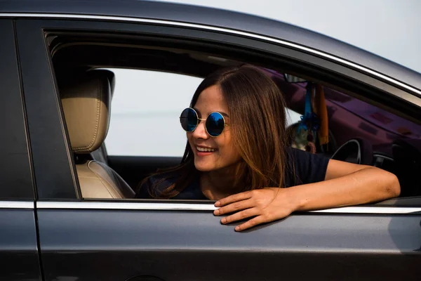 Yong mujer asiática conduciendo un coche, concepto de vacaciones de verano . —  Fotos de Stock