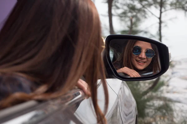 Mulher asiática sorrindo com o espelho no carro . — Fotografia de Stock