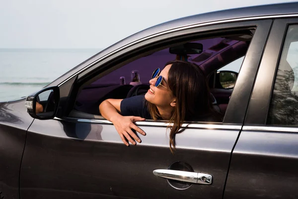 Yong mujer asiática conduciendo un coche, concepto de vacaciones de verano . —  Fotos de Stock