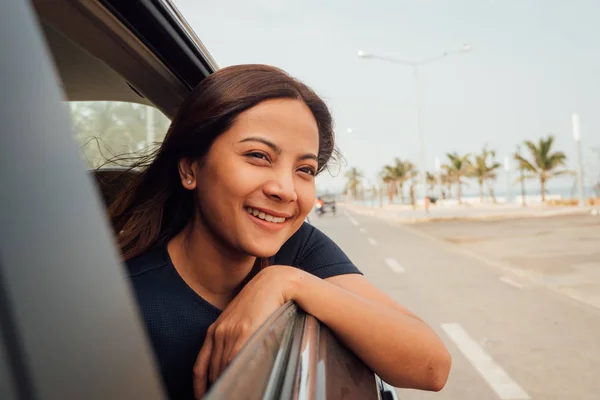 Mulher asiática no conceito de viagem de carro — Fotografia de Stock