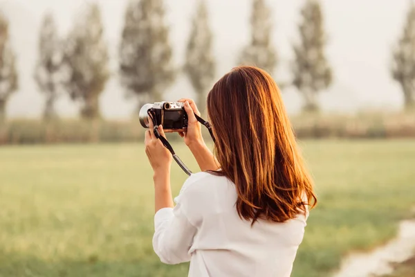 Mulher asiática bonita segurando câmera vintage na mão e standin — Fotografia de Stock