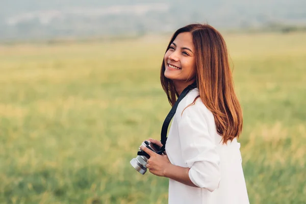 Mulher asiática bonita segurando câmera vintage na mão e standin — Fotografia de Stock