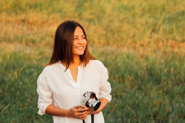 Schön asiatische Frau halten vintage Kamera in der Hand und standin — Stockfoto