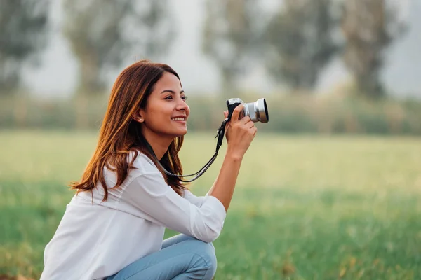 Vacker asiatisk kvinna hålla vintage kamera i hand och standin — Stockfoto