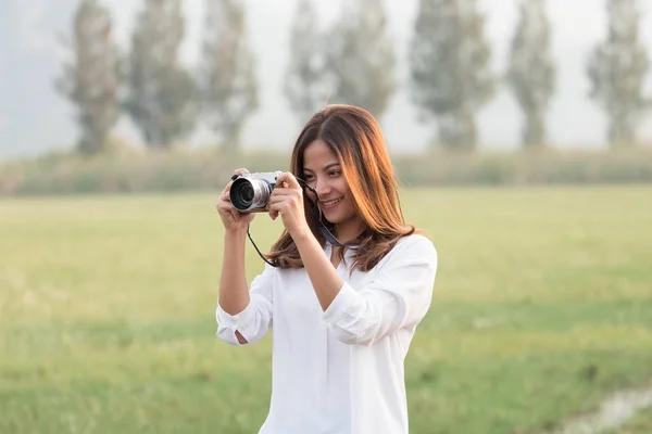 Vacker asiatisk kvinna hålla vintage kamera i hand och standin — Stockfoto