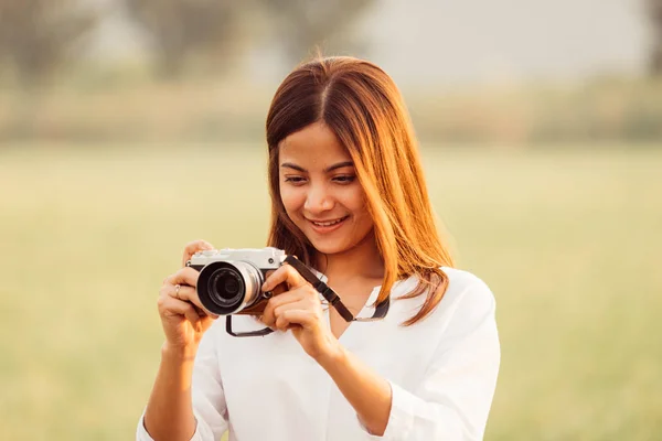 Mulher asiática bonita segurando câmera vintage na mão e standin — Fotografia de Stock