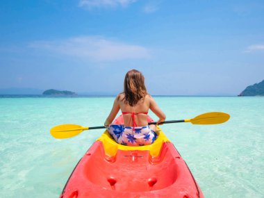 Andaman mavi deniz ve mavi gökyüzü b kayık teknede Asyalı kadın