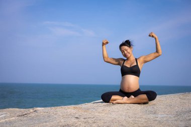  Yazın gün batımında Asyalı hamile kadın yogası. 
