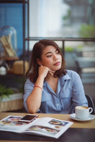 Asiatisk kvinna missnöjd med förvirra ansikte stress i caféet — Stockfoto