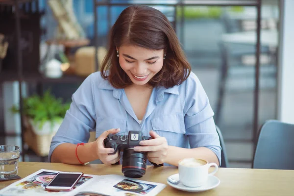 Mulher asiática com câmera digital no café café café sorriso e ha — Fotografia de Stock