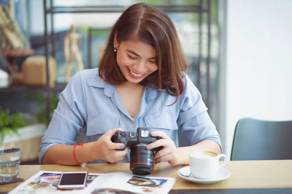 Mulher asiática com câmera digital no café café café sorriso e ha — Fotografia de Stock