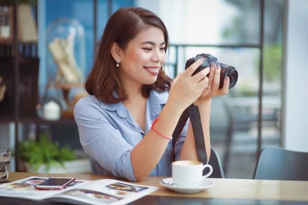 Mulher asiática com câmera digital no café café café sorriso e ha — Fotografia de Stock