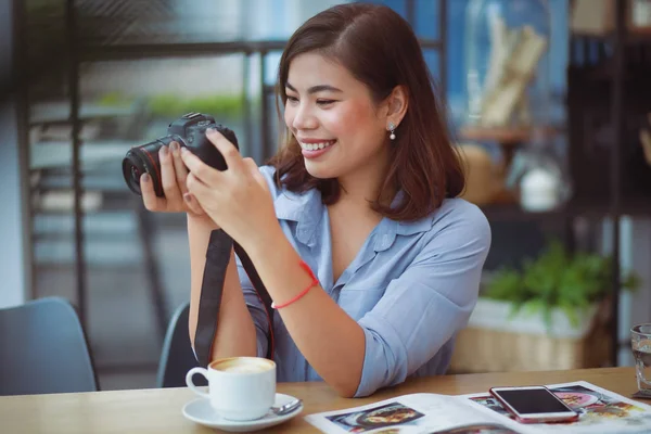 Mulher asiática com câmera digital no café café café sorriso e ha — Fotografia de Stock