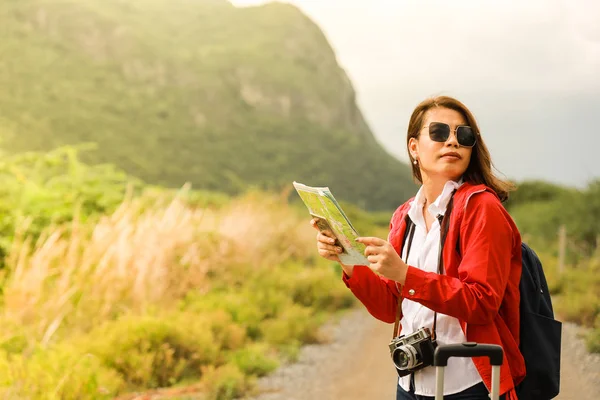 Jovem mulher asiática em vermelho choth viagem na montanha com vinta — Fotografia de Stock