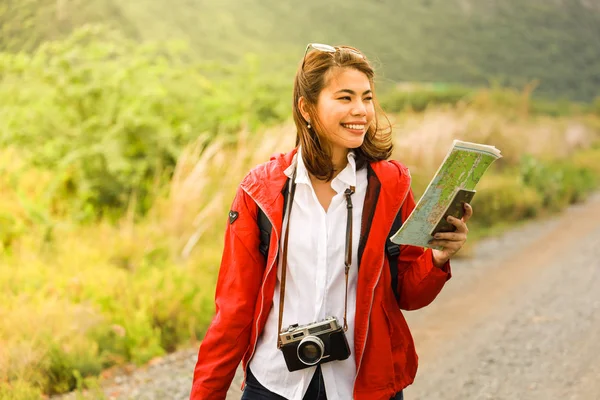 Jovem mulher asiática em vermelho choth viagem na montanha com vinta — Fotografia de Stock