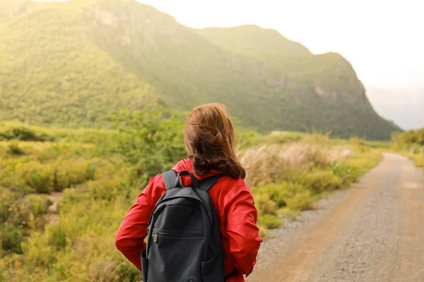 Jovem mulher asiática em vermelho choth viagem na montanha com vinta — Fotografia de Stock