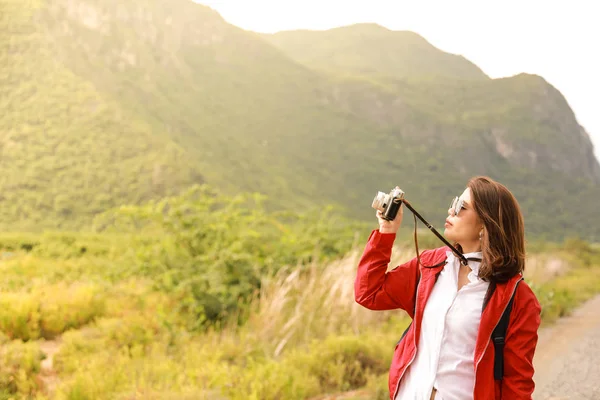 Jovem mulher asiática em vermelho choth viagem na montanha com vinta — Fotografia de Stock