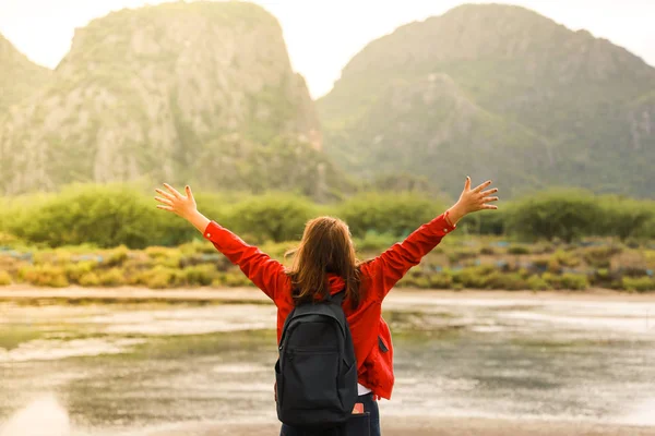 Jovem mulher asiática em vermelho choth viagem na montanha com vinta — Fotografia de Stock