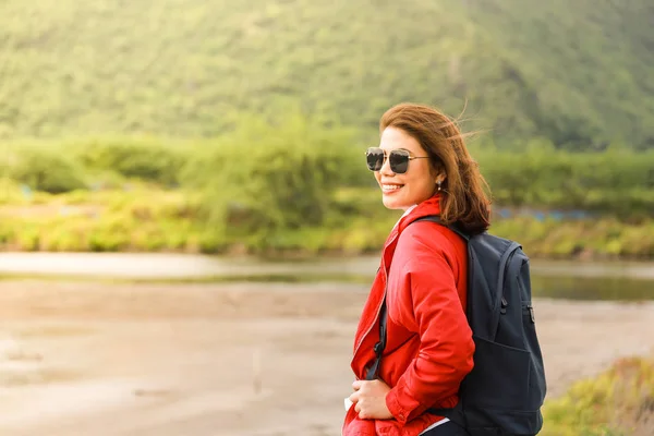 Jovem mulher asiática em vermelho choth viagem na montanha com vinta — Fotografia de Stock