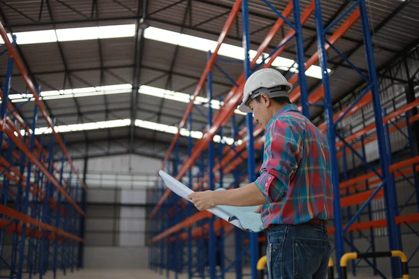 Asian Engineer man working in building factory — Stock Photo, Image
