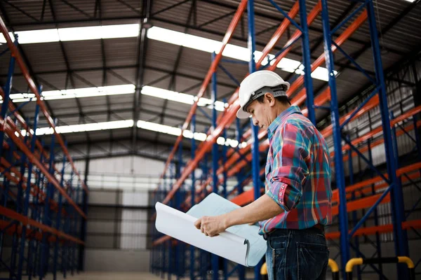 Asian Engineer man working in building factory — Stock Photo, Image