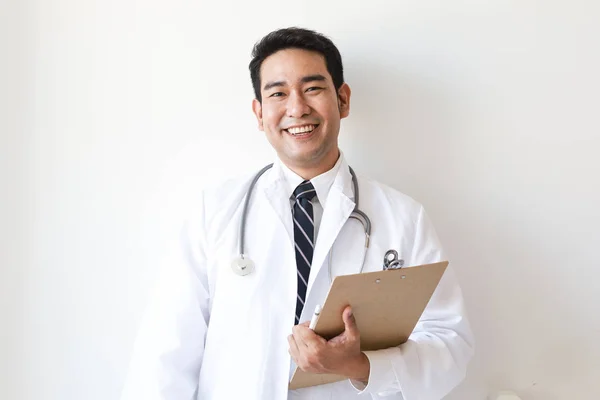병원에서 하얀 바탕에 의사 복장을 한 아시아 남자 — 스톡 사진