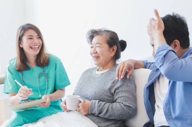 Yaşlı bir kadın, doktor ve oğluyla aynı yatakta.