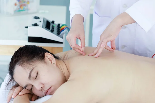 Ruku lékaře provádějícího akupunkturní terapii. Asijská žena und — Stock fotografie