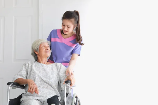 Asiática Vieja Paciente Mujer Hablando Con Médico Médico Mujeres Clínica — Foto de Stock