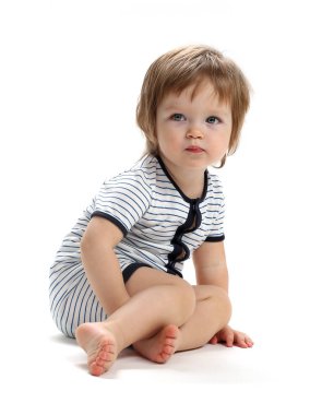 Güzel bebek 1,5 yıl oturur. Beyaz bir arka plan üzerinde izole.