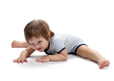 Güzel bir bebek 1,5 yıl bir sicim içinde oturur ve görünüyor. Beyaz bir arka plan üzerinde izole.