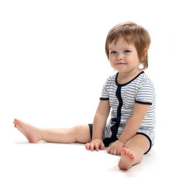 Güzel bebek 1,5 yıl oturan ve izliyor. Beyaz bir arka plan üzerinde izole.