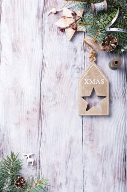Noel kartı ile boşaltmak Beyaz ahşap zemin üzerinde.