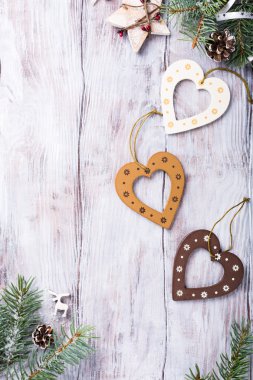 Ahşap kalpleri ile Noel kompozisyon