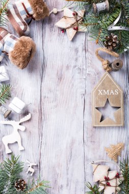 Noel kartı ile boşaltmak Beyaz ahşap zemin üzerinde.