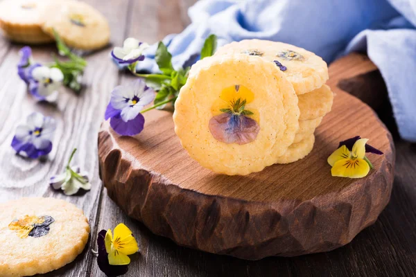 Galletas caseras de shortbread con flores comestibles — Foto de Stock