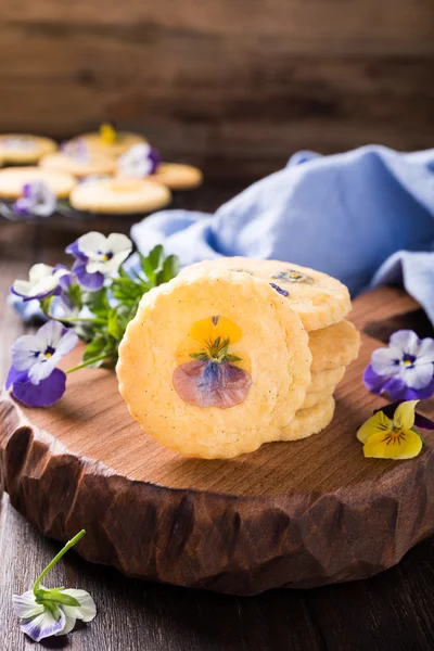 Hausgemachte Shortbread-Plätzchen mit essbaren Blumen — Stockfoto