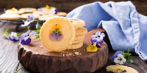 Galletas caseras de shortbread con flores comestibles — Foto de Stock