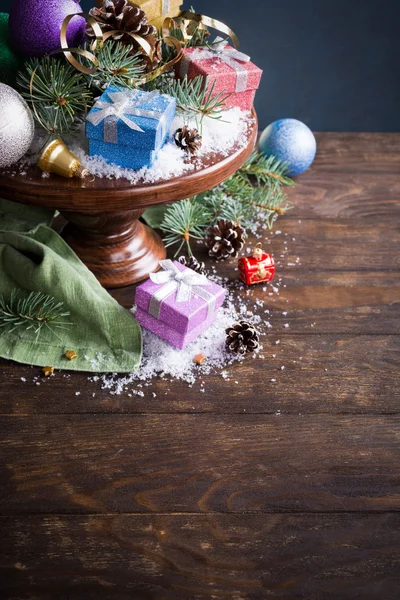 Weihnachtsgrußkarte mit Geschenken — Stockfoto