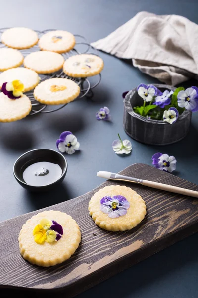 Hausgemachte Shortbread-Plätzchen mit essbaren Blumen — Stockfoto