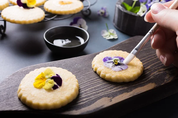 Hausgemachte Shortbread-Plätzchen mit essbaren Blumen — Stockfoto