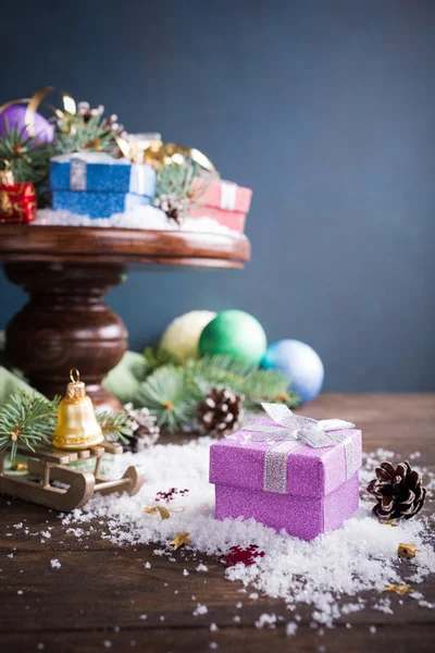 Hediyeler Noel dekorasyonu ahşap pasta üzerinde ile stand — Stok fotoğraf